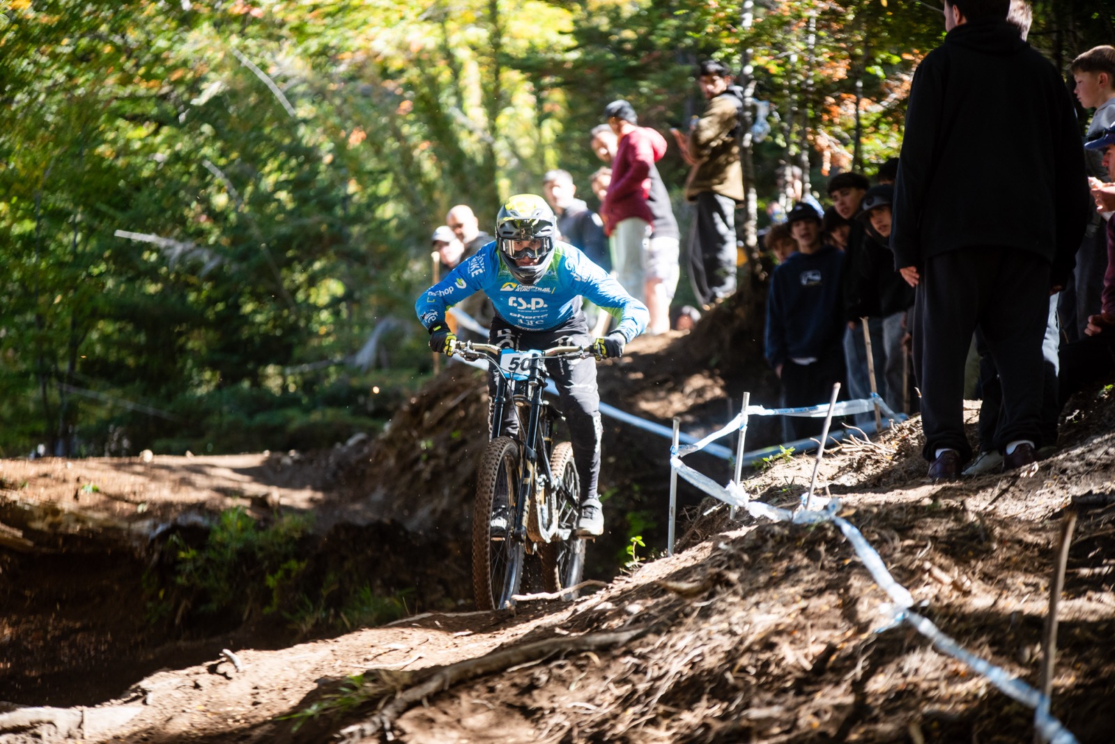 Rider em prova de MTB diante do público